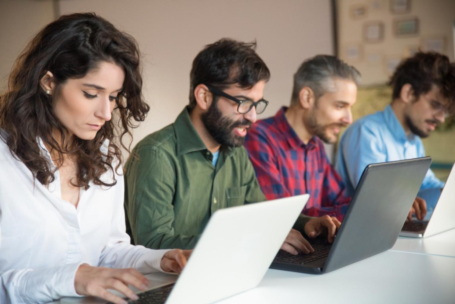 Équipe pylozanira travaillant ensemble sur des solutions financières innovantes